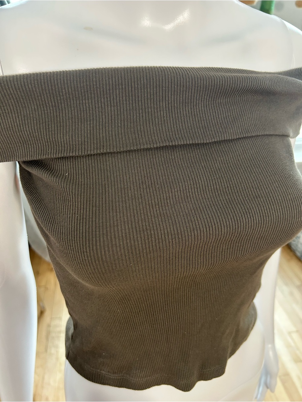 Off-Shoulder Crop Top - Picture 2 of 4